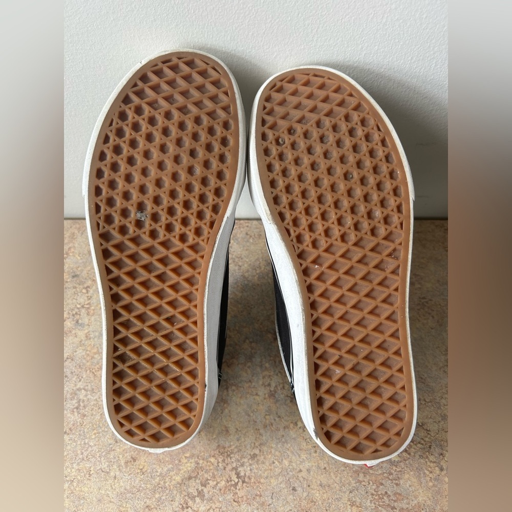 Vans classic black and white skater shoes in men’s 7/women’s 8.5 - Picture 6 of 8